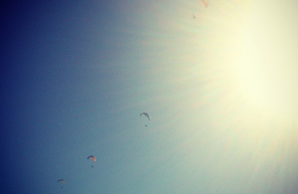 Lurra eta zeru artean #parapente #barinatxe #sol #luz #volar – Instagram