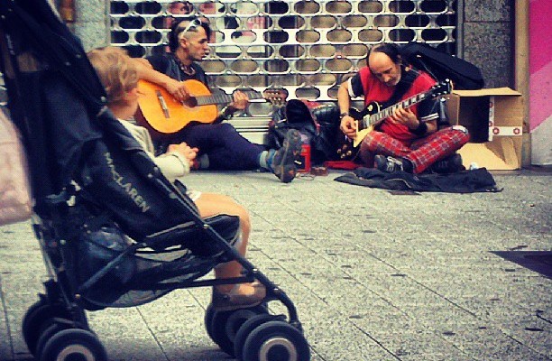 Oraindik ere punkiak ezkerraldean ta umeek haien musika gogoko #punknotdead #Barakaldo #punk #musika #music #callejero #calle #niño #guitarras – Instagram