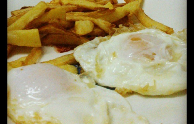 Baserriko arrautzak afaltzeko. Mila esker Juanita! #huevos #fritos #patatas #caserio #cena #manjar #comida #plato # baserria #oiloak #gallinas #menu #gastronomia – Instagram