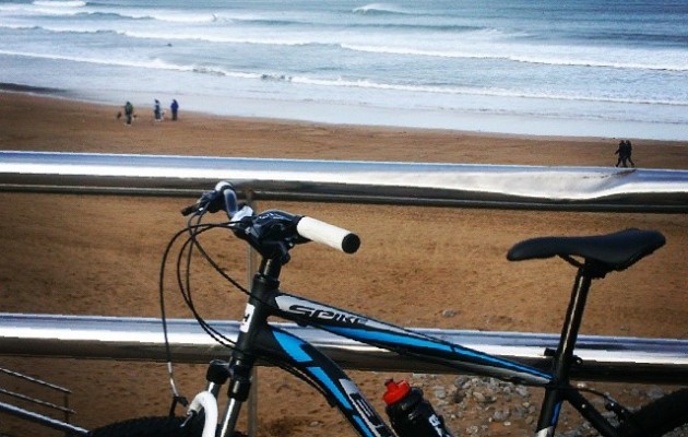 Gran debut del Trueno Azul! #bici #txirringa #bicivoladores #elTruenoAzul #hirukote #kuadrila #Abanto #Zierbena #Muskiz #LaArena hondartza #playa – Instagram