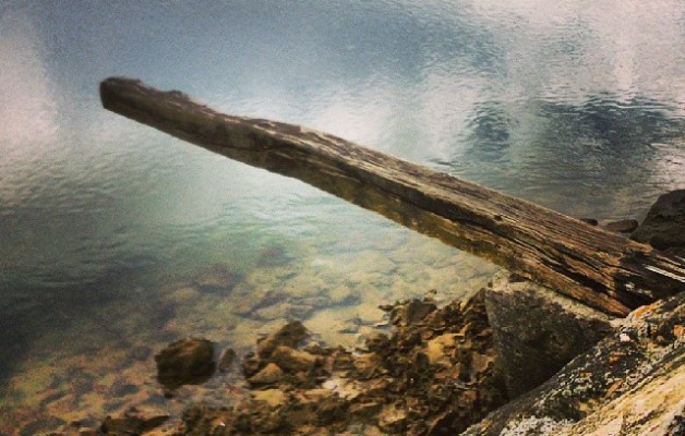 A duras penas sobre el agua #reflejos #Pobeña #ria #mar #madero – Instagram