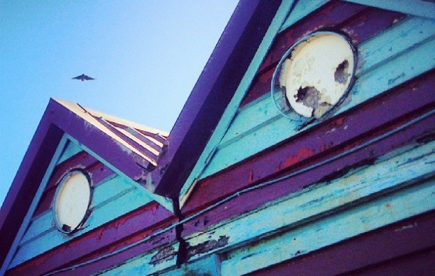 Edificios que sonríen a los pájaros #edificiosquecobranvida #caseta #playa #hondartza #beach #LaArena #Muskiz #AbantoZierbena #cielo #pájaro #sky #hegaztia #arkitektura #architecture #sonrisa #irrifartsu #begirada #eraikuntza – Instagram