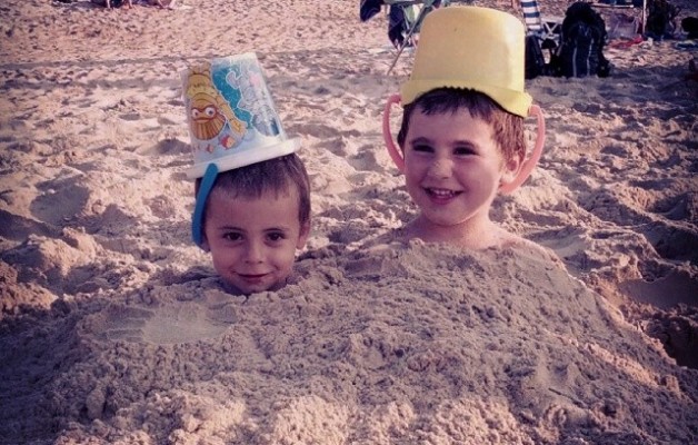 Niños que brotan en la playa #AmaneceQueNoEsPoco – Instagram