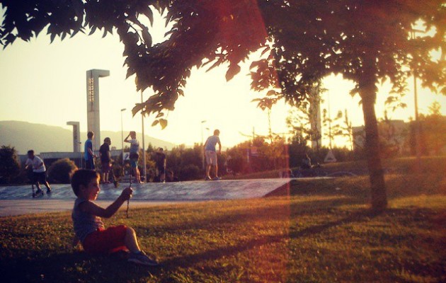 Dentro de #LaCúpula #escudo #fuerza #niñoburbuja #atardecer #parque #patinetes #luz #Barakaldo – Instagram