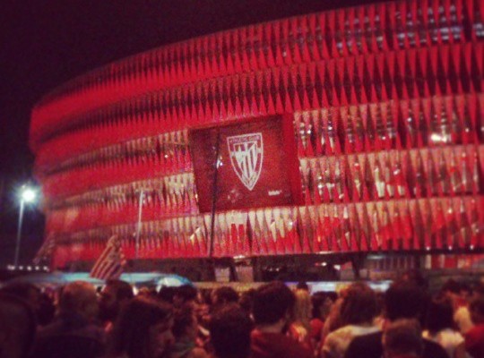 Nere estreinaldia #SanMamesBerria n #AthleticClub #Athletic #Athletik #Bilbo #Bilbao #zurigorri #gaua #noche #night #luces #rojiblanco #lights #redwhite – Instagram