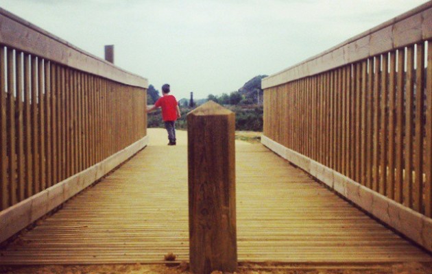 Paseoan gorria helburu #egurrekozubia #puentedemadera #zubia #puente #Zugastieta #LaArboleda #rojo #gorria #umea #niño #paseo #estructura #perspectiva – Instagram