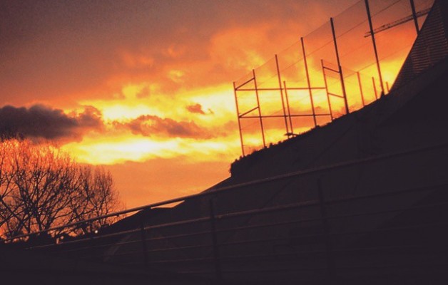 Fuego en el cielo #zerua #cielo #sky #Barakaldo #DesertuBerria #naranja #laranja #Orange #valla #hesia #sombras #itzalak #ramas #zuhaitza #árbol #amanecer #egunsentia #dawn – Instagram