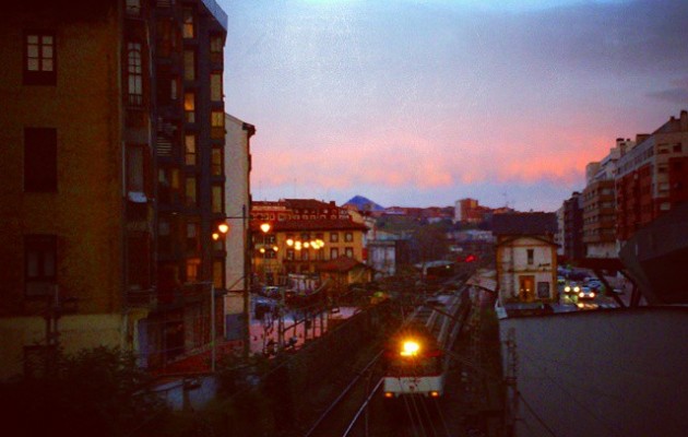 Egun on! #Tren #trena #train #renfe #zerua #cielo #sky #Barakaldo #DesertuBerria #amanecer #egunsentia #dawn – Instagram