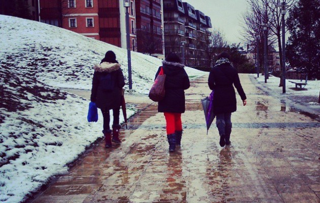 Paseo helado #trío #hirukote #oinez #paseando #elurra #negua #hotza #izotza #nieve #frío #invierno #bidea #camino #hielo #blanca #zuria #Barakaldonevado #Barakaldoelurtuta #Barakaldo #elurramaramara – Instagram