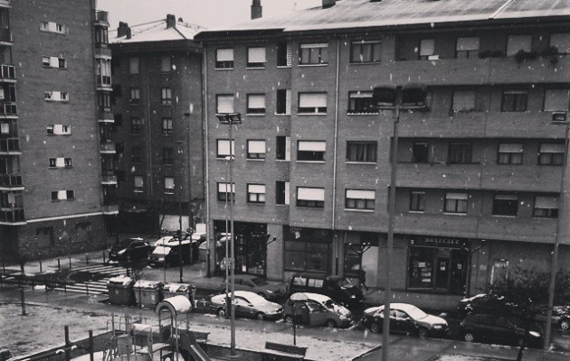 Elur malutak #Sanbizente #SanVicente #Barakaldo #elurra #nieve #malutak #copos #zuribeltza #BN #blancoynegro #blackandwhite #escaladegrises #edificio #casas #etxeak #autoak #coches #parque #parkea – Instagram