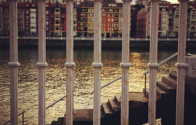 #Portugalete visto desde #LasArenas #Getxo #valla #hesia #eskailerak #escaleras #Nerbioi #Nervion #ria #itsasadarra #casas #etxeak #atardecer – Instagram