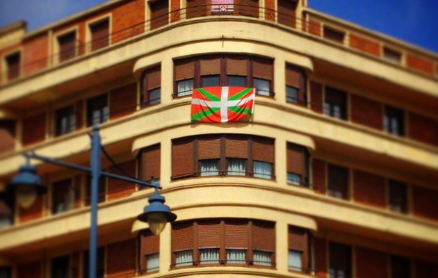 Bada ere, #Barakaldo n #AberriEguna ospatzen duenak! #EuskalHerria ren eguna! #ikurriña #eraikuntza #edificios #arkitektura #arquitectura #ventanas #leihoak – Instagram