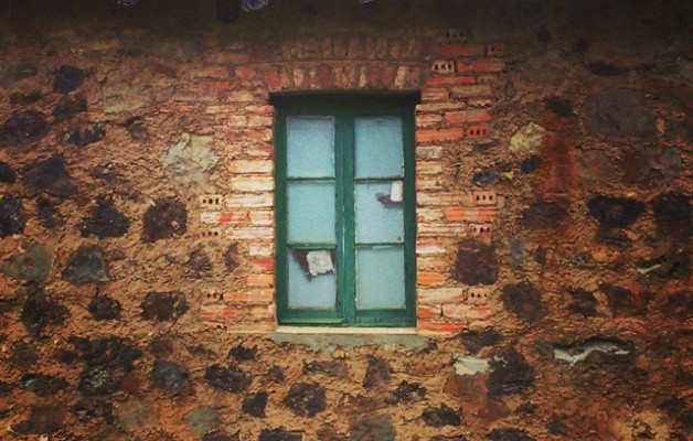 Ventana cerradaperdí tu mirada.Pérdida miradaventana cegada.Mirada cerradaperdí tu ventana.Pérdida ventanamirada cegada.#ventana #Sopuerta #ElCastaño #mirada #tejado #casa #piedra #hierba – Instagram