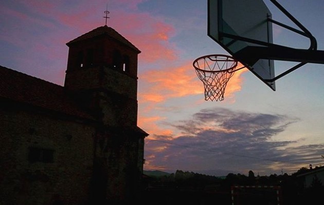 #Atardecer #fútbol #enfamilia#cielo #nubes #canasta #porteria #iglesia #naranja – Instagram