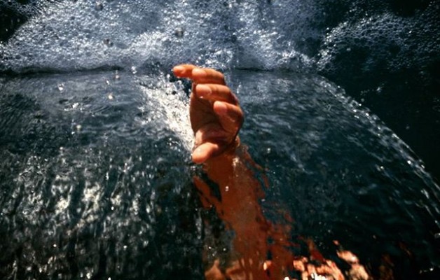 Luchando por llegar entre mares de #desigualdad y #porvenir de #salitre#agua #mar #lucha #futuroincierto #migracion #otromundoesposible #refugio – Instagram