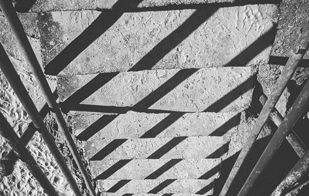 #Pinceladas que te regalan las #sombras#geometrias #lineas #juegos de #lucesysombras #escaleras #eskilarak #argiaketaitzalak #blancoynegro #blacknwhite #zuribeltz – Instagram