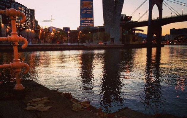 #Luz de #otoño #Bilbao #reflejos #Bilbo @igerseuskadi @igersbilbao #argiak #udazkena #itsasadarra – Instagram