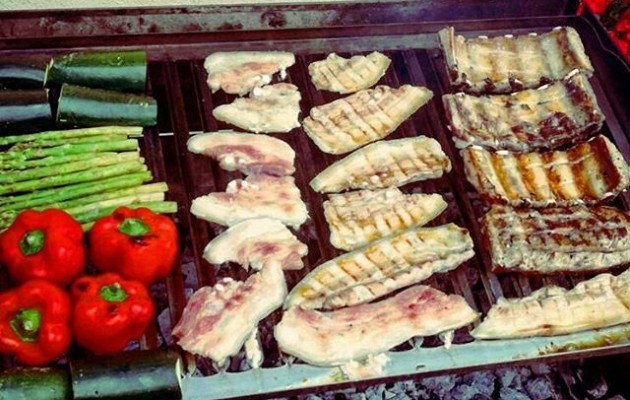 A la #parrilla todo sabe mejor #parrillada #txitxiburduntzi #barbacoa #barazkiak #okela – Instagram