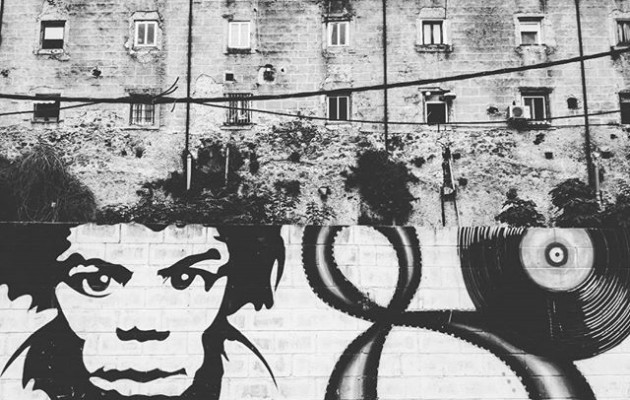 #graffiti #urbanart #arteurbano #ventanas #blackandwhite #blancoynegro #jimmyhendrix #disco #cara #music #laredol – Instagram