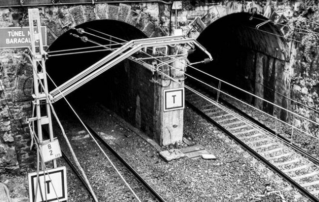 #Ojos de #idayvuelta #begiak #tunel #zuribeltza #blancoynegro #tren #trena #Barakaldo #Bilbao #bidaia #viajar @igerseuskadi @igersbilbao #vías #rail #bik – Instagram