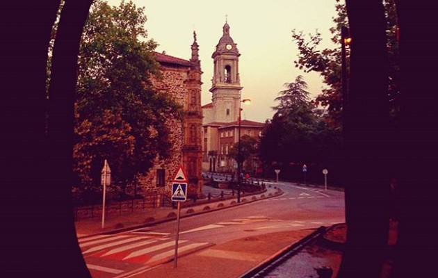 #Oñati #unibertsitatea #universidad #eliza #iglesia #EuskalHerria #Gipuzkoa #leihoa #ventana #locomotora #atardecer #trena @igerseuskadi – Instagram