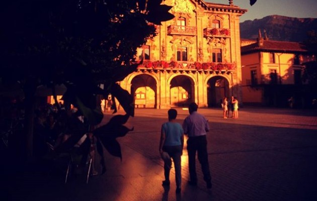 #Oñati #plaza #udaletxea #atardecer  @igerseuskadi #ayuntamiento #contrastes #lucesysombras – Instagram