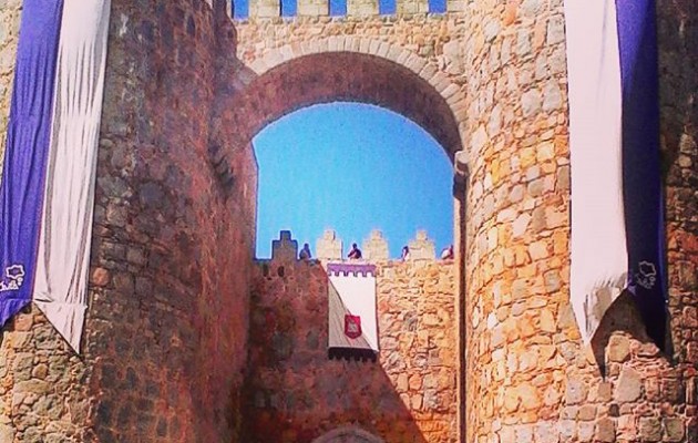 Abre la #muralla! #toc-toc! Quién es?#FeriaMedieval #ávila #puerta – Instagram