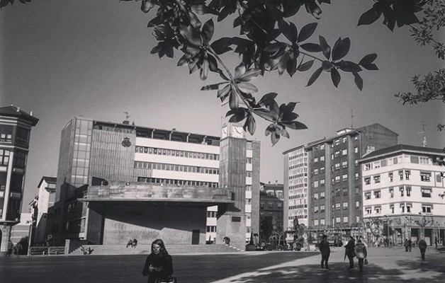 #herrikoplaza #udaletxea #barakaldo #ayuntamiento @igerseuskadi @igerrak @igersbilbao #streetphotography #blackandwhite #zuribeltza #blancoynegro – Instagram