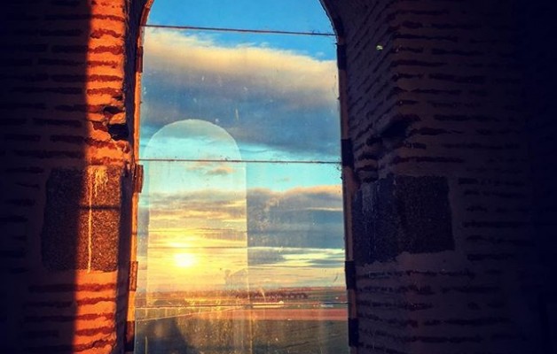 #atardeceresdesdeloalto #avistadepajaro #campanario #mamblas #avila @avilaautentica @igers @instagrames #ventanal #ventana #lucesdeprimavera #reflejos – Instagram