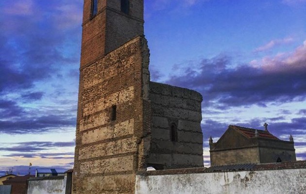 #cementerio #campanario #torre #mamblas @igers @avilaautentica @instagrames #atardecer – Instagram