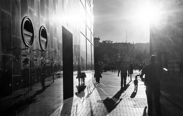 #udazkenekoargiak #itzalak #herrikoplaza #barakaldo #pertsonak #eguzkia @igerseuskadi @igerrak @barakaigers #ibiltzen #arkitektura #streetphotography #disdira #photoblackwhite #blackandwhitephotography – Instagram